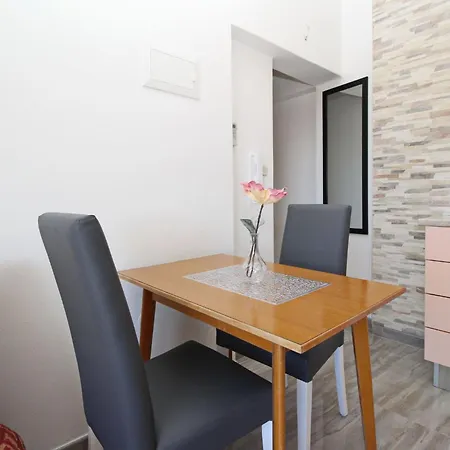 Modern Eingerichtete Fuer 2 Personen- Klimatisiert- Freie Parkplatz Un By Interhome *