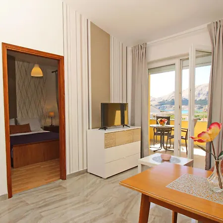 Modern Eingerichtete Fuer 2 Personen- Klimatisiert- Freie Parkplatz Un By Interhome 公寓
