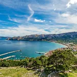 Modern Eingerichtete Fuer 2 Personen- Klimatisiert- Freie Parkplatz Un By Interhome * Baška
