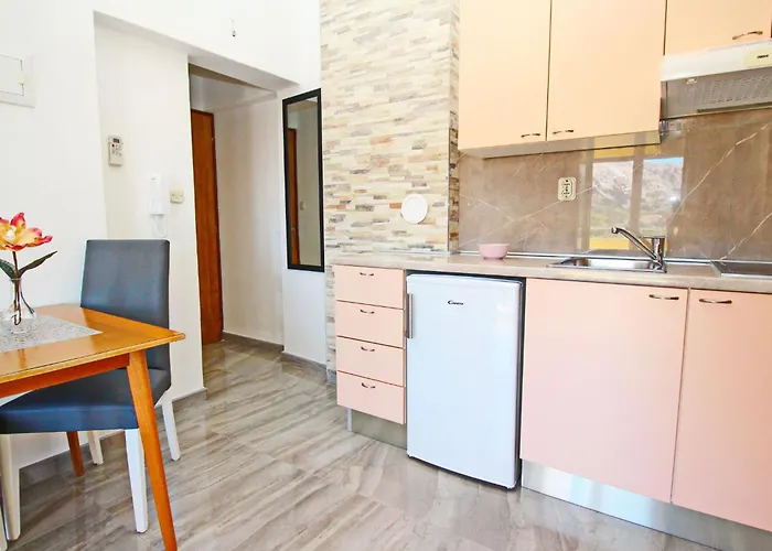 Modern Eingerichtete Fuer 2 Personen- Klimatisiert- Freie Parkplatz Un By Interhome * バスカ