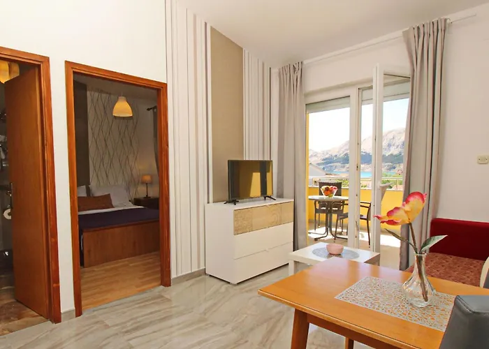 Modern Eingerichtete Fuer 2 Personen- Klimatisiert- Freie Parkplatz Un By Interhome アパート